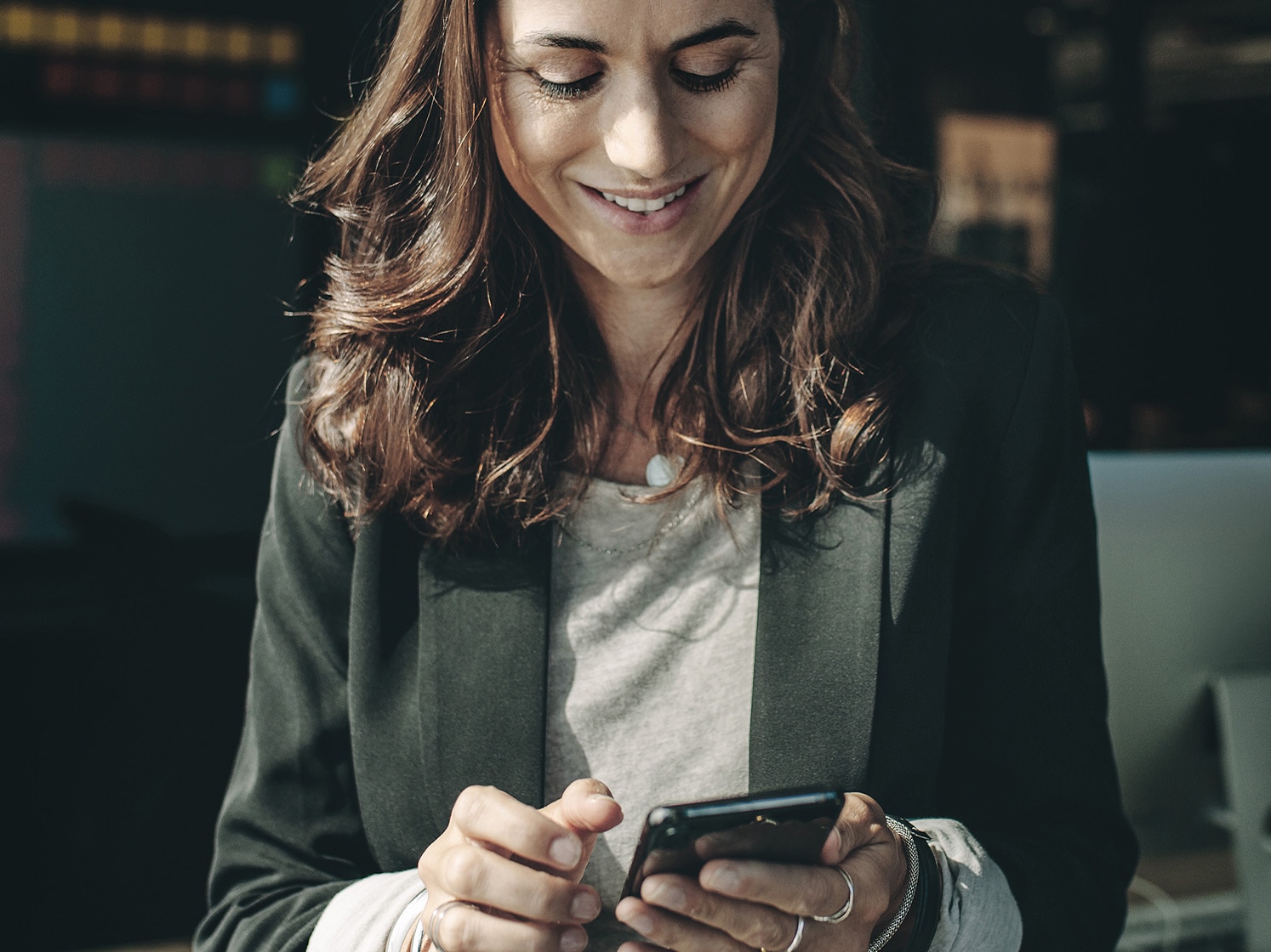 Persona che utilizza l’app MyDS su smartphone
